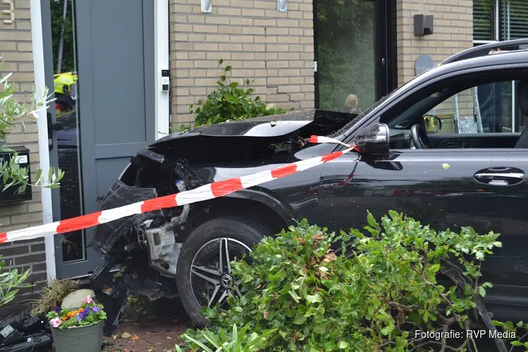 Vrouw ramt geparkeerde auto en woning in Heemskerk