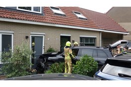 Vrouw ramt geparkeerde auto en woning in Heemskerk