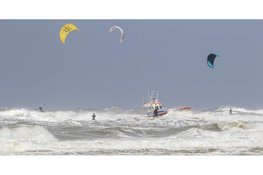 KNRM waarschuwt voor onnodige zoekacties door verloren surfmateriaal: "Eén telefoonnummer kan uren zoeken voorkomen"