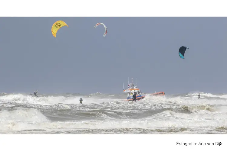KNRM waarschuwt voor onnodige zoekacties door verloren surfmateriaal: "Eén telefoonnummer kan uren zoeken voorkomen"