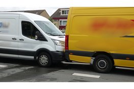 Bestelbussen botsen op elkaar in Heemskerk