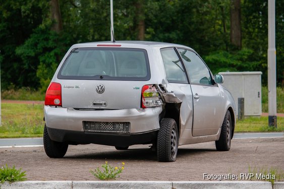 Schade na kop-staartbotsing tussen twee personenauto's Velsen-Noord