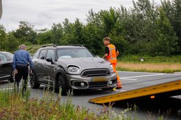 Schade na kop-staartbotsing tussen twee personenauto's Velsen-Noord
