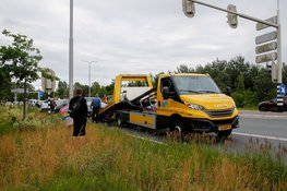 Schade na kop-staartbotsing tussen twee personenauto's Velsen-Noord