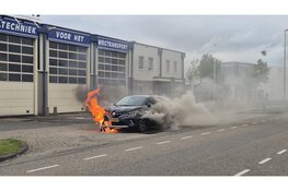 Auto vat vlam tijdens rit in Beverwijk