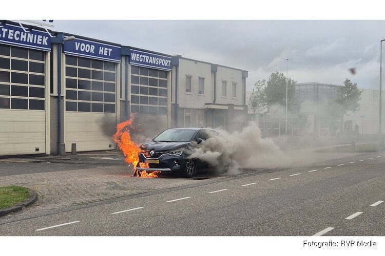 Auto vat vlam tijdens rit in Beverwijk