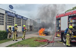 Auto vat vlam tijdens rit in Beverwijk