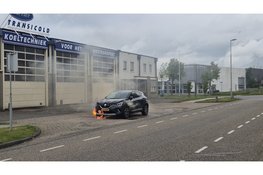 Auto vat vlam tijdens rit in Beverwijk
