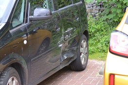 Auto beschadigd na aanrijding op kruising