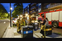 Vrouw gooit per ongeluk sleutels in ondergrondse afvalcontainer, brandweer vist ze op