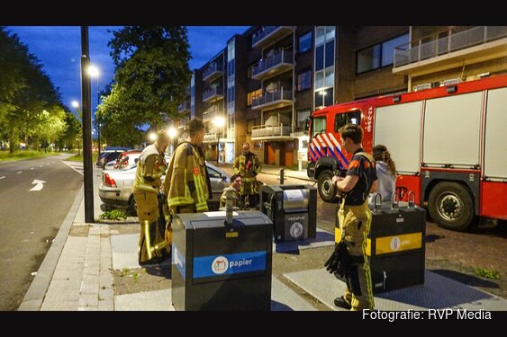 Vrouw gooit per ongeluk sleutels in ondergrondse afvalcontainer, brandweer vist ze op