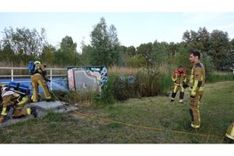 Riet vliegt in brand langs tunnel in Beverwijk
