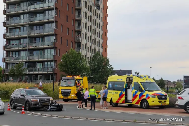 Scooterrijder aangereden door auto op rotonde Beverwijk