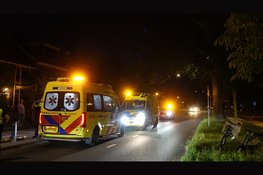 Fietser ernstig gewond na aanrijding met andere fietser, traumateam assisteert ambulancedienst