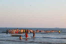 Burgers helpen bij zoekactie vermist persoon in Noordzee bij IJmuiden