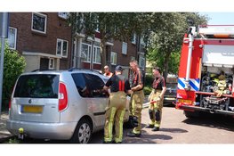 Kind sluit zichzelf op in snikhete auto, brandweer schiet te hulp