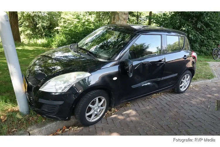 Brandweerwagen ramt geparkeerde auto op weg naar melding