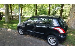 Brandweerwagen ramt geparkeerde auto op weg naar melding