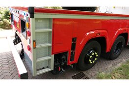 Brandweerwagen ramt geparkeerde auto op weg naar melding