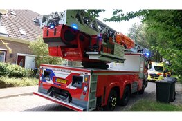 Brandweerwagen ramt geparkeerde auto op weg naar melding