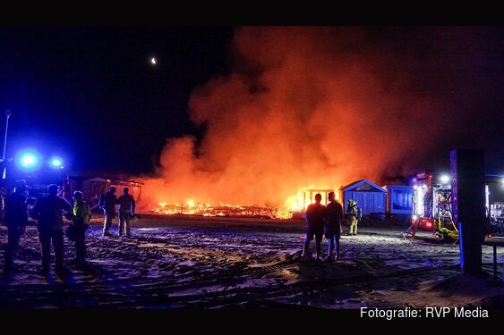 Meerdere strandhuisjes in brand op strand Velsen-Noord
