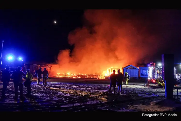 Meerdere strandhuisjes in brand op strand Velsen-Noord