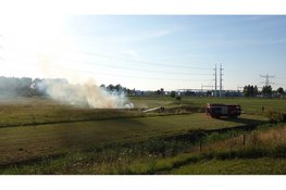 Brandweer blust brand in veld in Beverwijk