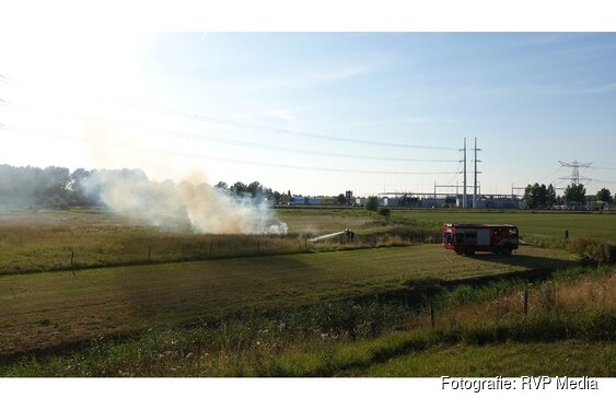 Brandweer blust brand in veld in Beverwijk
