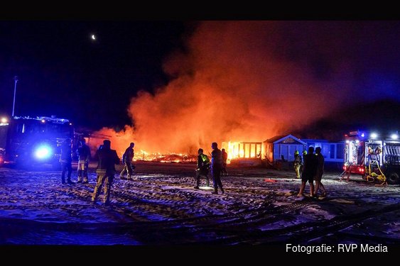Politie houdt man aan voor brandstichting strandhuisjes Wijk aan Zee