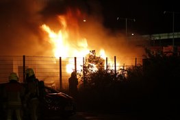 Camper vliegt in brand op parkeerterrein van bedrijf