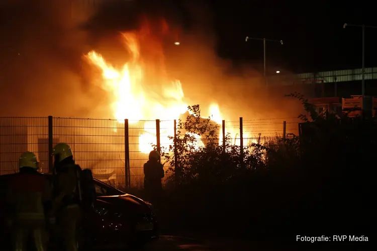 Camper vliegt in brand op parkeerterrein van bedrijf