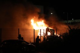 Camper vliegt in brand op parkeerterrein van bedrijf