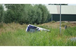 Waardetransport belandt op zijkant in sloot langs Busch en Dam in Uitgeest