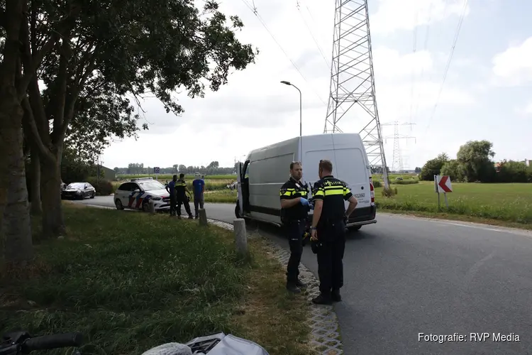 Fietser gewond na aanrijding met bestelbus, bestuurder aangehouden