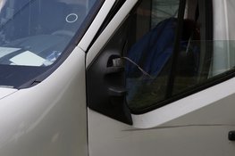 Fietser gewond na aanrijding met bestelbus, bestuurder aangehouden