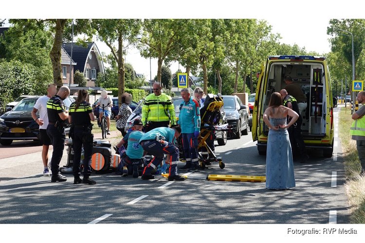 Man op scootmobiel gewond na aanrijding met auto in Akersloot