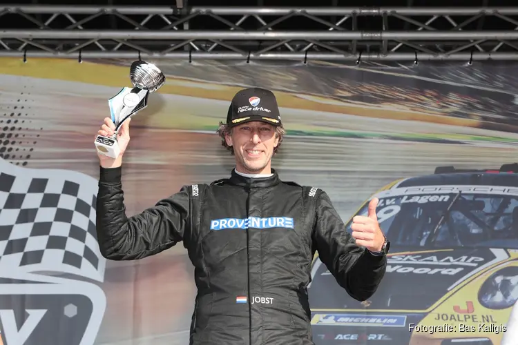 Autocoureur Mark Jobst uit Zandvoort wint tijdens The Racing Days op Circuit Assen