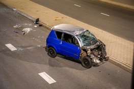 Brommobiel slaat over de kop na ongeval in Beverwijk, bestuurder ongedeerd