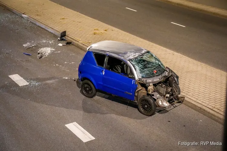 Brommobiel slaat over de kop na ongeval in Beverwijk, bestuurder ongedeerd