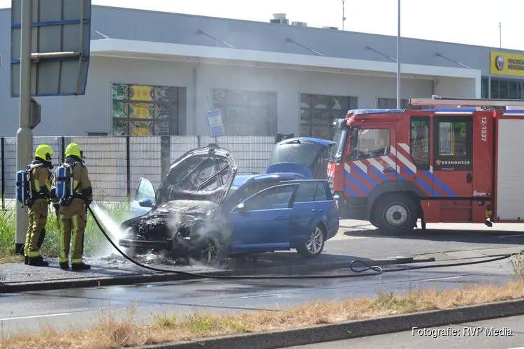 Auto vat plotseling vlam in Beverwijk
