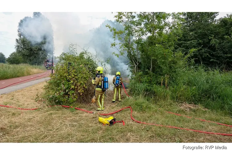Rookontwikkeling bij brand in bosjes in Beverwijk
