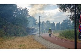Rookontwikkeling bij brand in bosjes in Beverwijk