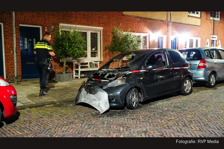 Auto door brand verwoest aan Diederikstraat in Haarlem