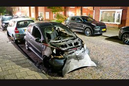 Auto door brand verwoest aan Diederikstraat in Haarlem