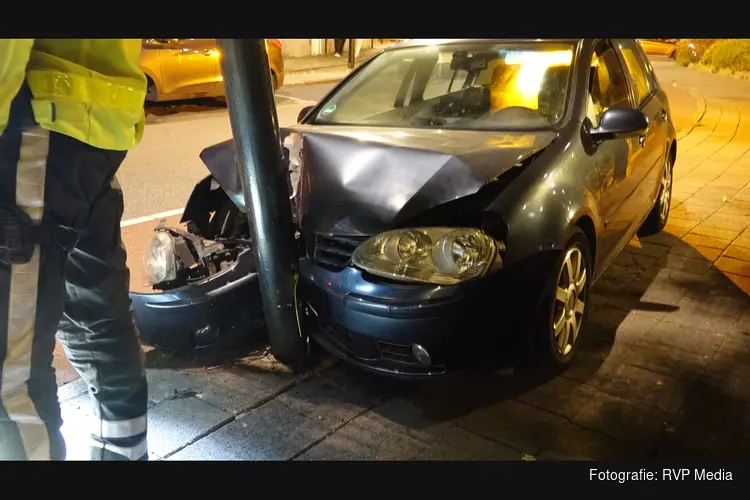 Automobiliste en bijrijdster gewond na botsing met lantaarnpaal in Beverwijk