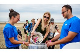 Beach Cleanup Tour raapt recordaantal van 79.242 sigarettenpeuken en 4.175 kilo afval op