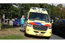 Moeder en kind naar ziekenhuis na aanrijding op rotonde in Beverwijk