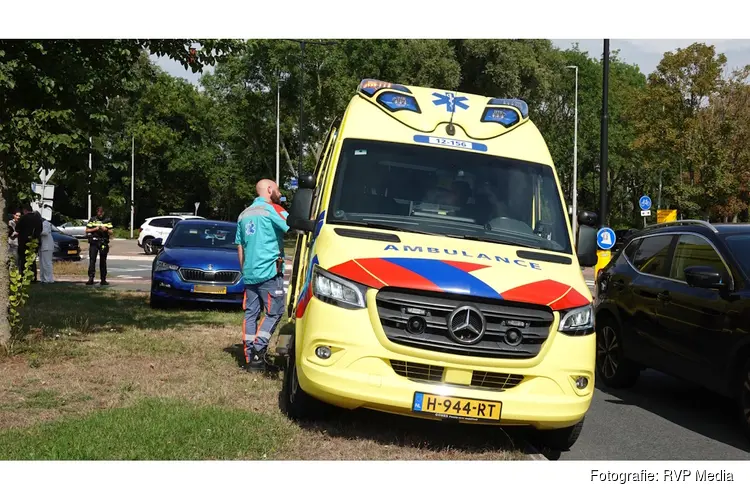 Moeder en kind naar ziekenhuis na aanrijding op rotonde in Beverwijk