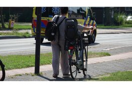 Moeder en kind naar ziekenhuis na aanrijding op rotonde in Beverwijk