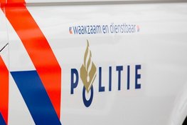 Persoon met bivakmuts gezocht na brandstichting auto